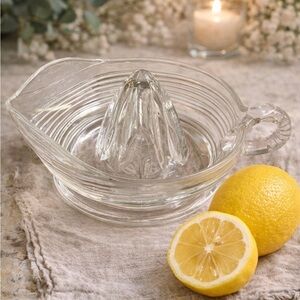 🍋 Vintage Clear Glass Citrus Juicer / Reamer